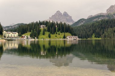 Auronzo di Cadore, İtalya, 9 Ağustos 2018 Misurina Dağı Gölü. Evleri ve kafeleri olan güzel bir turistik yer.