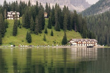 Auronzo di Cadore, İtalya, 9 Ağustos 2018 Misurina Dağı Gölü. Evleri ve kafeleri olan güzel bir turistik yer..