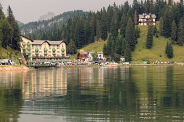 Auronzo di Cadore, İtalya, 9 Ağustos 2018 Misurina Dağı Gölü. Evleri ve kafeleri olan güzel bir turistik yer.