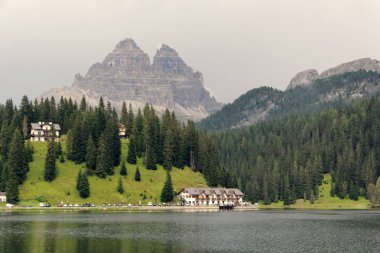 Auronzo di Cadore, İtalya, 9 Ağustos 2018 Misurina Dağı Gölü. Evleri ve kafeleri olan güzel bir turistik yer.