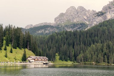 Auronzo di Cadore, İtalya, 9 Ağustos 2018 Misurina Dağı Gölü. Evleri ve kafeleri olan güzel bir turistik yer.