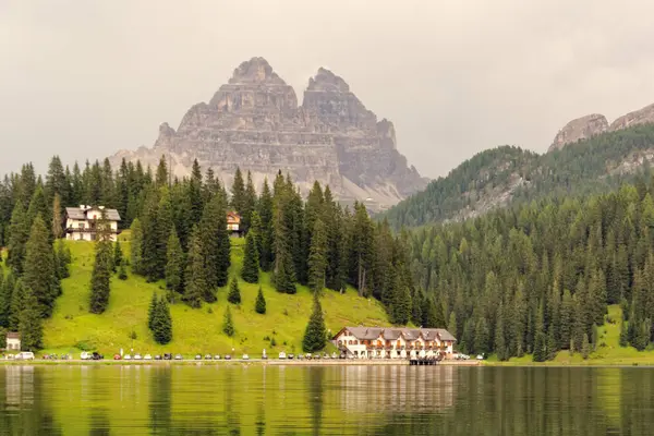 Auronzo di Cadore, Italia 9 de agosto de 2018: Lago de la Montaña Misurina. Hermoso lugar turístico con casas y cafés . — Foto de Stock