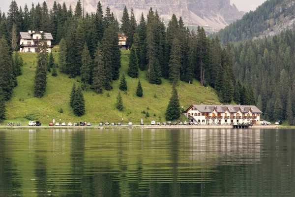 Auronzo di Cadore, Italy August 9, 2018: Misurina Mountain Lake.美丽的旅游胜地，有房子和咖啡馆. — 图库照片