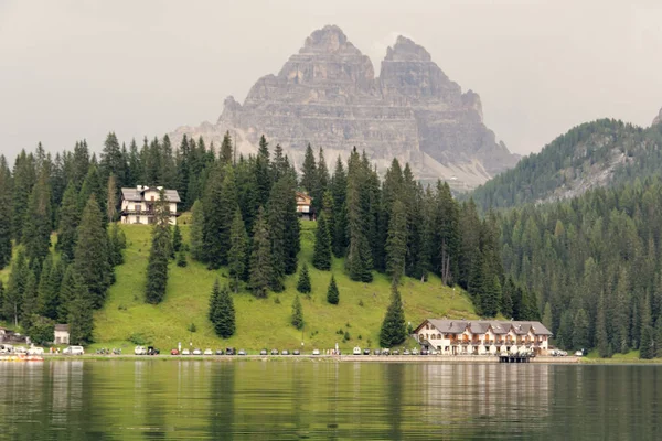 Auronzo Cadore Italy August 2018 Misurina Mountain Lake 美丽的旅游胜地 有房子和咖啡馆 — 图库照片