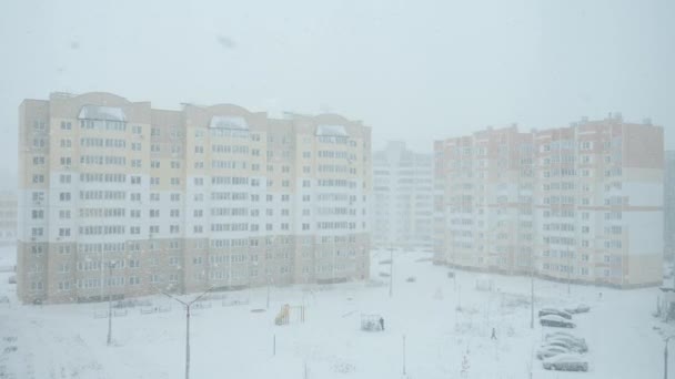 白俄罗斯戈梅尔在该市的一个住宅区降雪 — 图库视频影像