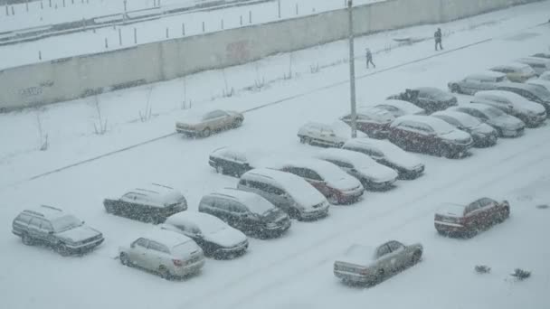 白俄罗斯戈梅利 2018年11月25日 该市停车场降雪 — 图库视频影像