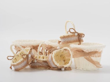 minyatür sepetleri Vines beyaz bir arka plan üzerinde kontrol