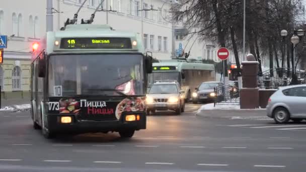벨라루스 2018 겨울에서 Sovetskaya 거리에 트래픽 트래픽 — 비디오