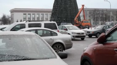 Gomel, Belarus - 28 Kasım 2018: Lenin meydanında bir yeni yıl ağacın yüklenmesi.