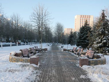 Gomel, Beyaz Rusya - 28 Kasım 2018 Kış inşaatçılar sokakta