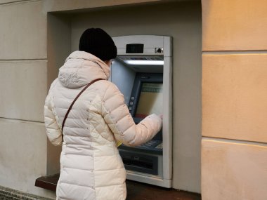 Gomel, Belarus - 28 Kasım 2018: Atm terminalinde bir kız