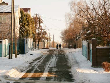 Gomel, Belarus - 28 Kasım 2018: köyün sokakta insanların bir çift
