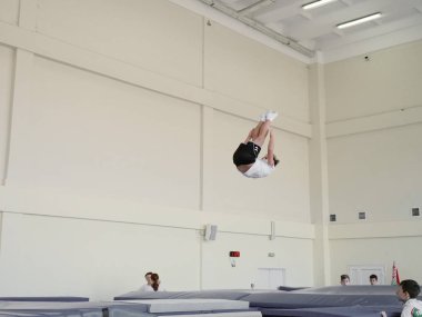 Gomel, Belarus - 30 Kasım 2018: eğitim ve sporcular trambolin üzerinde