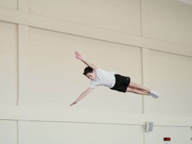 Gomel, Belarus - 30 Kasım 2018: eğitim ve sporcular trambolin üzerinde