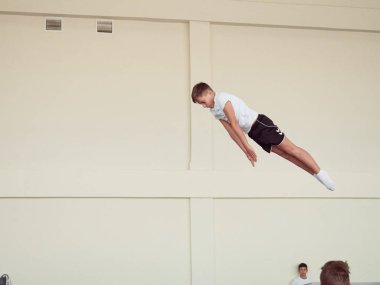 Gomel, Belarus - 30 Kasım 2018: eğitim ve sporcular trambolin üzerinde