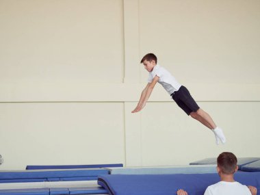 Gomel, Belarus - 30 Kasım 2018: eğitim ve sporcular trambolin üzerinde