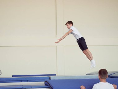 Gomel, Belarus - 30 Kasım 2018: eğitim ve sporcular trambolin üzerinde