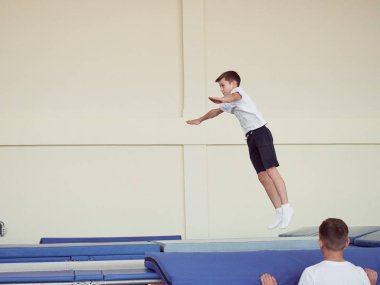 Gomel, Belarus - 30 Kasım 2018: eğitim ve sporcular trambolin üzerinde