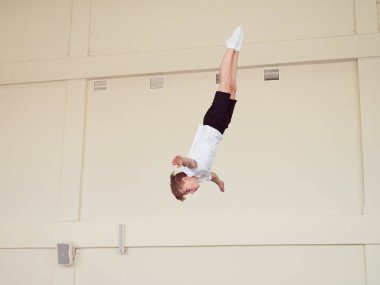 Gomel, Belarus - 30 Kasım 2018: eğitim ve sporcular trambolin üzerinde