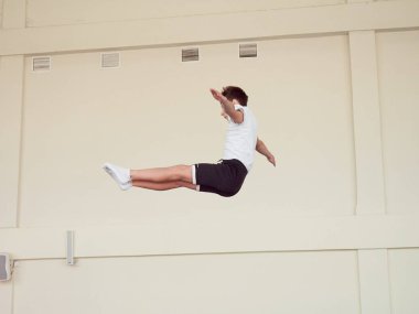 Gomel, Belarus - 30 Kasım 2018: eğitim ve sporcular trambolin üzerinde.