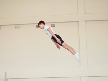 Gomel, Belarus - 30 Kasım 2018: eğitim ve sporcular trambolin üzerinde