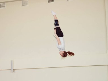 Gomel, Belarus - 30 Kasım 2018: eğitim ve sporcular trambolin üzerinde