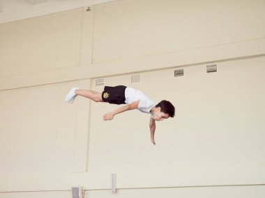 Gomel, Belarus - 30 Kasım 2018: eğitim ve sporcular trambolin üzerinde