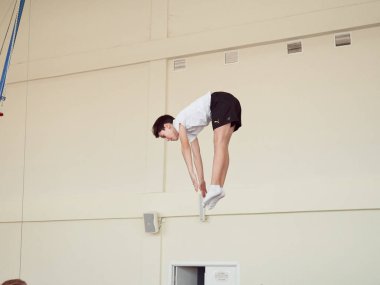 Gomel, Belarus - 30 Kasım 2018: eğitim ve sporcular trambolin üzerinde