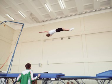 Gomel, Belarus - 30 Kasım 2018: eğitim ve sporcular trambolin üzerinde