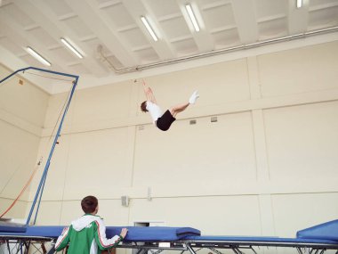 Gomel, Belarus - 30 Kasım 2018: eğitim ve sporcular trambolin üzerinde