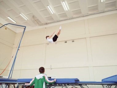 Gomel, Belarus - 30 Kasım 2018: eğitim ve sporcular trambolin üzerinde