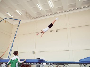 Gomel, Belarus - 30 Kasım 2018: eğitim ve sporcular trambolin üzerinde