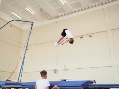 Gomel, Belarus - 30 Kasım 2018: eğitim ve sporcular trambolin üzerinde.