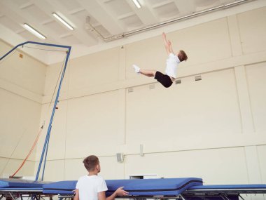 Gomel, Belarus - 30 Kasım 2018: eğitim ve sporcular trambolin üzerinde.