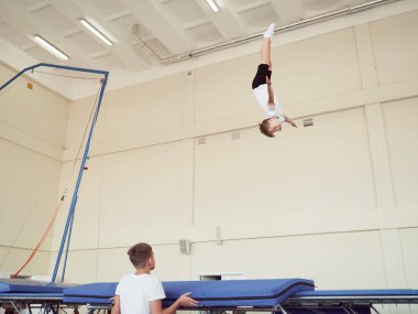 Gomel, Belarus - 30 Kasım 2018: eğitim ve sporcular trambolin üzerinde.