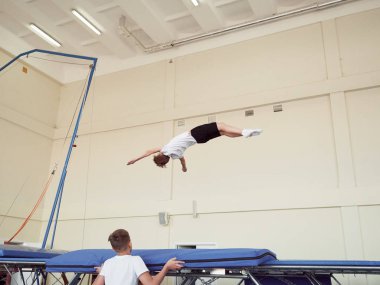 Gomel, Belarus - 30 Kasım 2018: eğitim ve sporcular trambolin üzerinde.