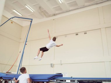 Gomel, Belarus - 30 Kasım 2018: eğitim ve sporcular trambolin üzerinde.