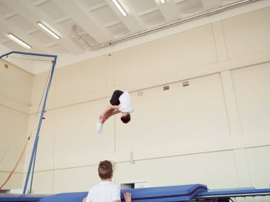 Gomel, Belarus - 30 Kasım 2018: eğitim ve sporcular trambolin üzerinde.