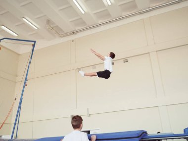 Gomel, Belarus - 30 Kasım 2018: eğitim ve sporcular trambolin üzerinde