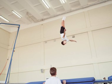 Gomel, Belarus - 30 Kasım 2018: eğitim ve sporcular trambolin üzerinde