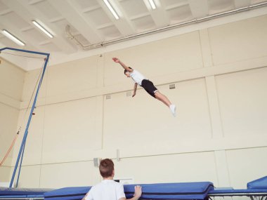 Gomel, Belarus - 30 Kasım 2018: eğitim ve sporcular trambolin üzerinde