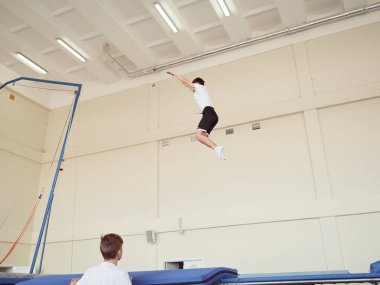 Gomel, Belarus - 30 Kasım 2018: eğitim ve sporcular trambolin üzerinde