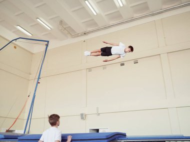 Gomel, Belarus - 30 Kasım 2018: eğitim ve sporcular trambolin üzerinde