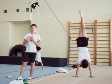 Gomel, Belarus - 30 Kasım 2018: eğitim ve sporcular trambolin üzerinde.