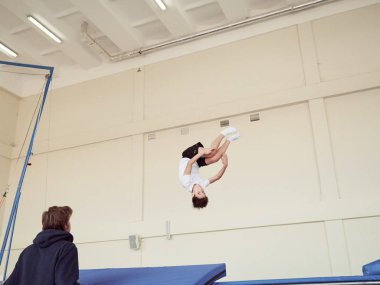 Gomel, Belarus - 30 Kasım 2018: eğitim ve sporcular trambolin üzerinde