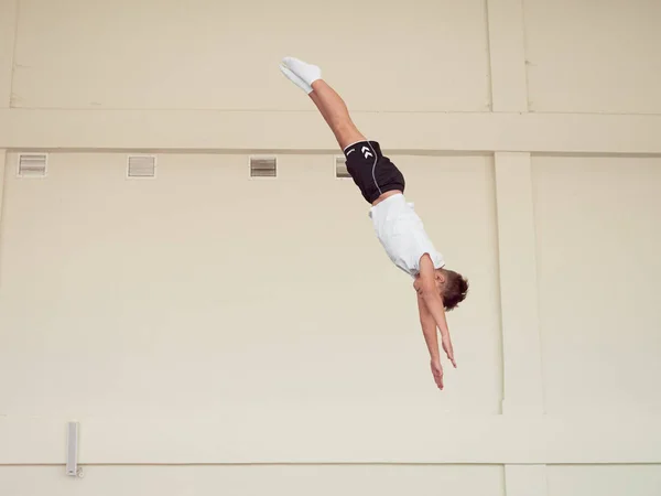 GOMEL, BELARUS - 30 DE NOVIEMBRE DE 2018: entrenamiento y atletas en el trampolín . — Foto de Stock