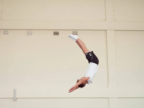 GOMEL, BELARUS - 30 DE NOVIEMBRE DE 2018: entrenamiento y atletas en el trampolín . —  Fotos de Stock