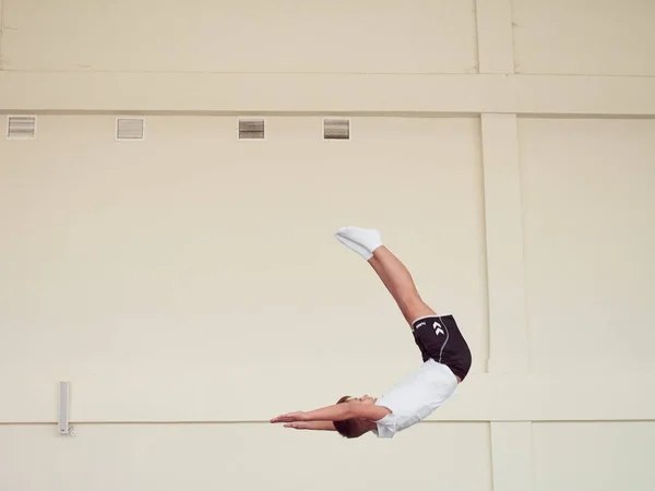 GOMEL, BELARUS - 30 DE NOVIEMBRE DE 2018: entrenamiento y atletas en el trampolín . — Foto de Stock