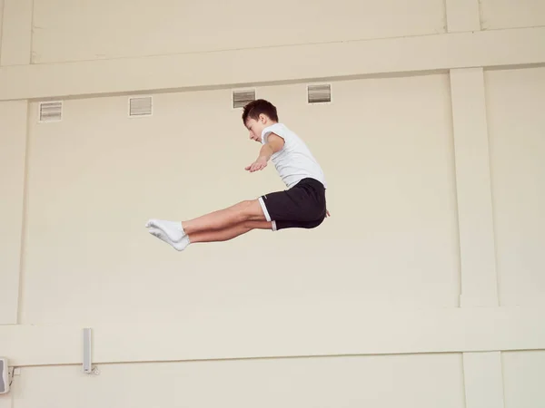 GOMEL, BELARUS - 30 DE NOVIEMBRE DE 2018: entrenamiento y atletas en el trampolín . — Foto de Stock