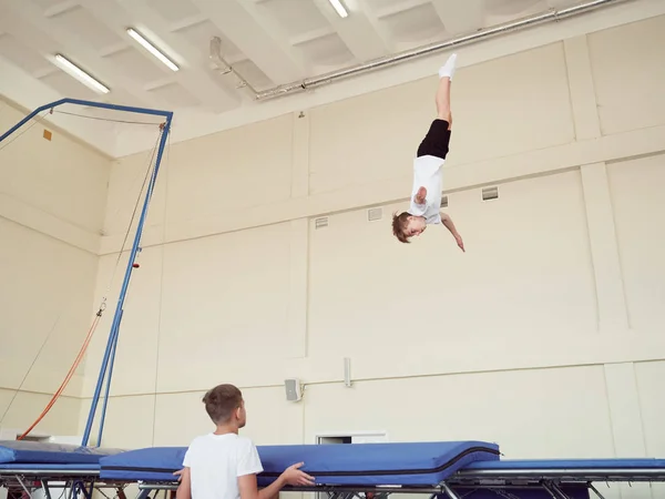 GOMEL, BELARUS - NOVEMBER 30, 2018: training and athletes on the trampoline. — Stock Photo, Image